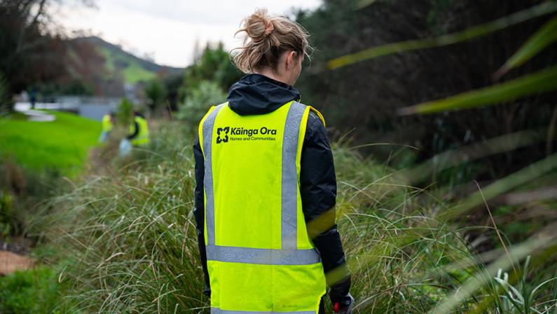 A volunteer at a Kāinga Ora community event in Moyle Park, Māngere, Auckland.